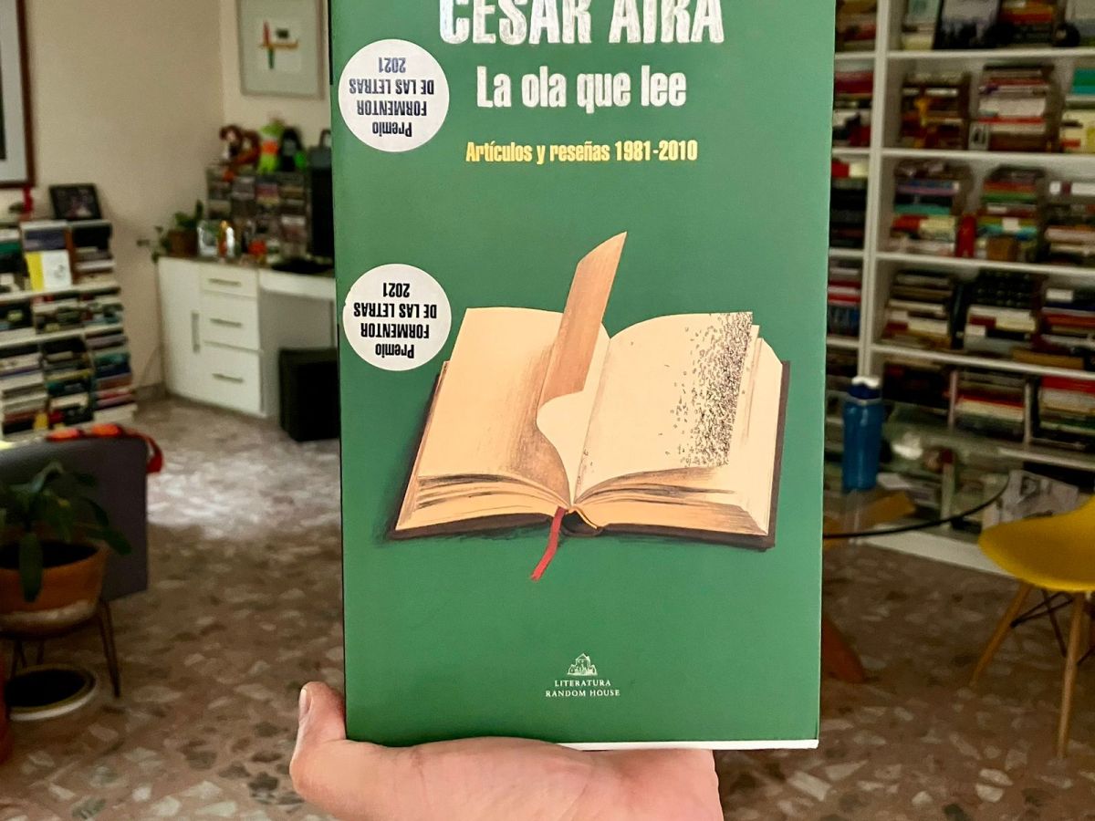 César Aira y la constelación inabarcable: por qué leerlo es navegar un río sin&nbsp;orilla